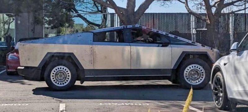 特斯拉 Cybertruck 原型車現身：搭載鋼輪轂及感測器