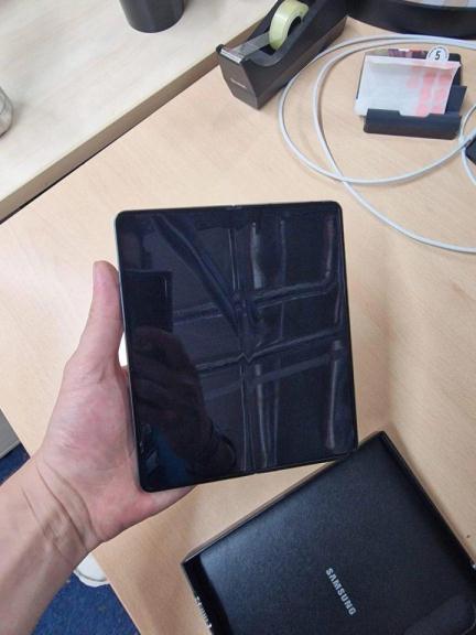 三星折疊手機Galaxy Z Fold 4 和 Flip 4 上手照片曝光：折痕幾乎看不到了