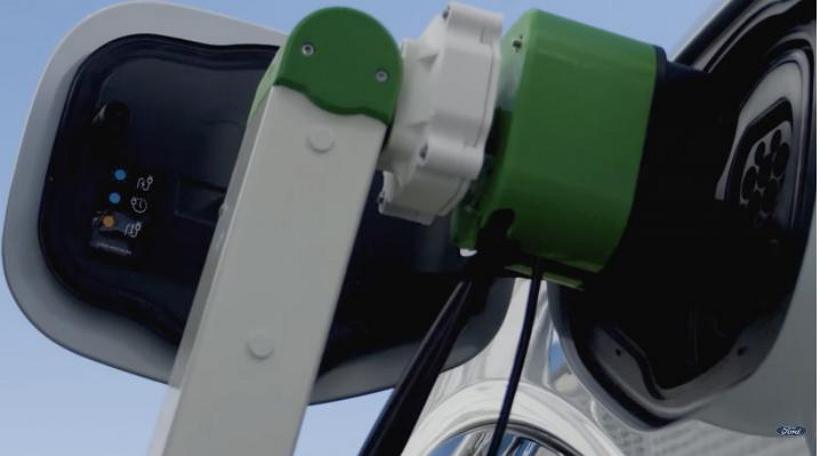 Ford福特打造機器人充電站：手機點一點就能自動幫電動車充電