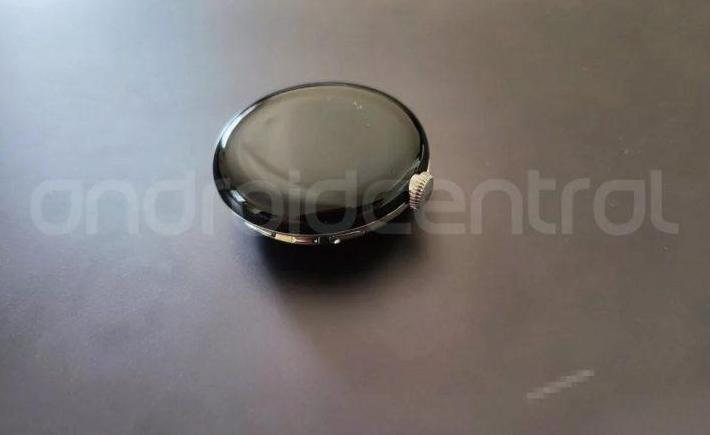 谷歌智能手表(Google Pixel Watch)首次曝光：竟然是被遺忘在餐廳