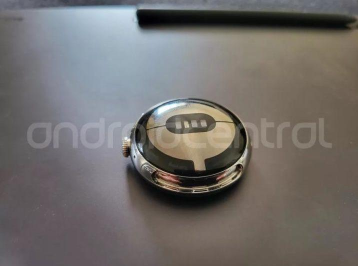 谷歌智能手表(Google Pixel Watch)首次曝光：竟然是被遺忘在餐廳