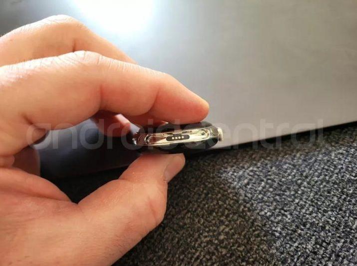 谷歌智能手表(Google Pixel Watch)首次曝光：竟然是被遺忘在餐廳