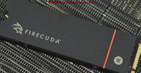 FireCuda 530 Gen4 PCIe 2TB SSD固態硬盤EKWB散熱器版開箱評測