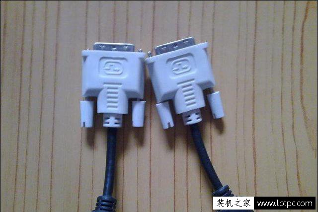 電腦一拖二教程：一臺主機兩個顯示器看電影玩游戲互相不沖突